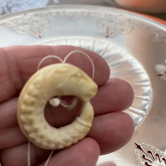 Cream Reptile Pendant bone ring - Picture 3 of 5